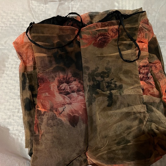 HOUSE OF CB 'Nalini’ Printed Maxi Dress - Picture 7 of 11